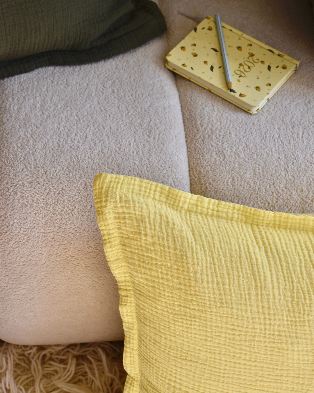 Musselin-Sofakissenbezug "Adela" • Soft Yellow - hutch&putch GmbH