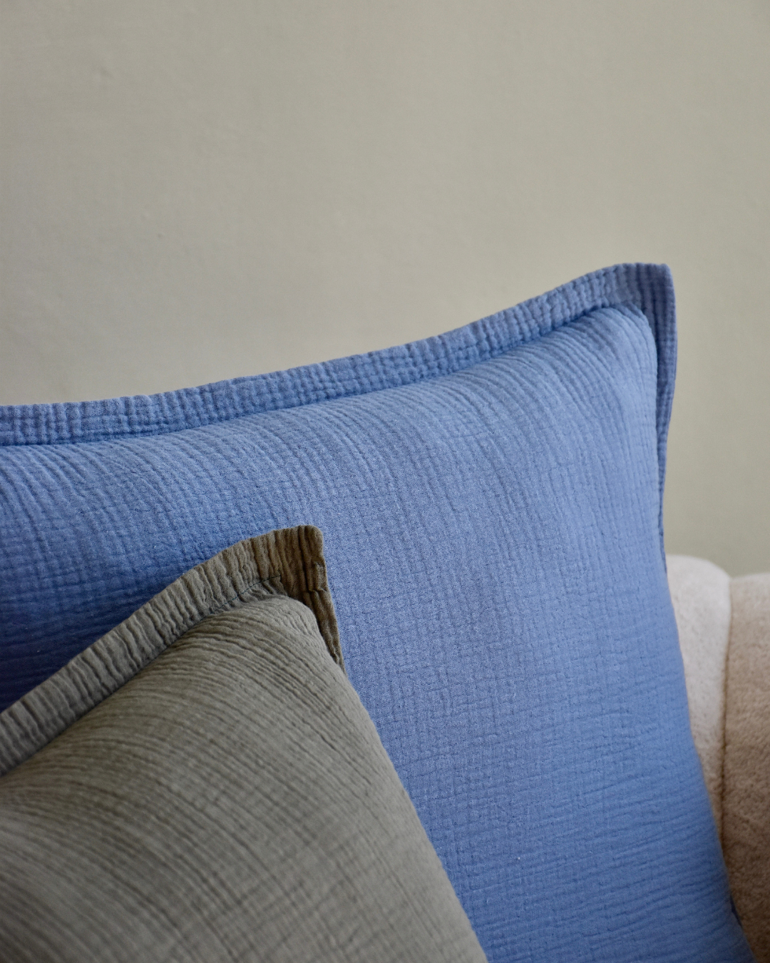 Musselin-Sofakissenbezug "Adela" • Dusty Blue - hutch&putch GmbH