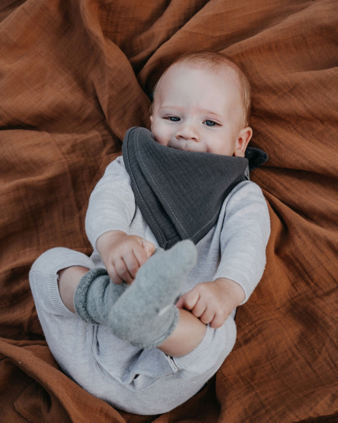 Musselin-Halstuch Baby • Anthrazit - hutch&putch GmbH